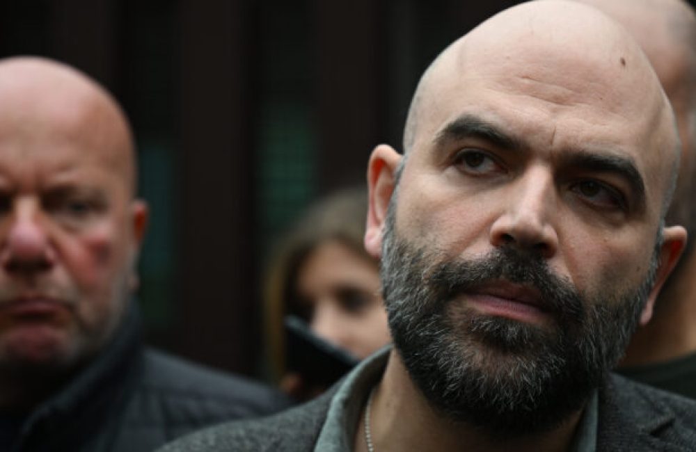 Italian writer Roberto Saviano (R) addresses the media as he leaves on November 15, 2022 the City of Justice (Citta Giudiziaria) in Rome, following a hearing in a defamation lawsuit from Italy's current prime minister. - Italian journalist Roberto Saviano, known for his fight against the mafia, is facing a defamation lawsuit on November 15, 2022 from Giorgia Meloni, Italy's current prime minister, over a 2020 statement criticising her stance on migrants. (Photo by Filippo MONTEFORTE / AFP)
