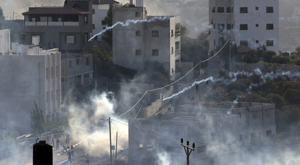 izvor: 
Smoke rises in the village of Deir al-Hatab, east of Nablus, during the Israeli military raid on October 5, 2022. Credit: Jaafar Ashtiyeh / AFP