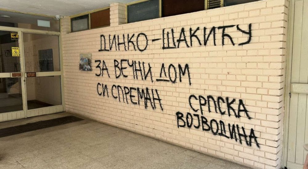 Pretnja smrću na ulasku u zgradu u kojoj živi Dinko Gruhonjić (foto: privatna arhiva, Dinko Gruhonjić)