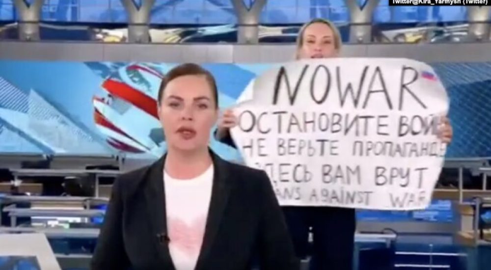Protest na ruskog državnoj televiziji (Foto: Twitter/@Kira_Yarmysh)